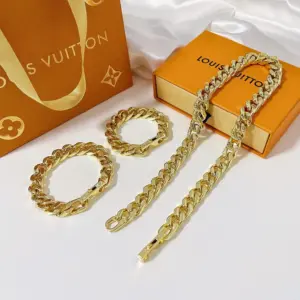 Louis Vuitton new gold-colored Cuban handband necklace, unique fashion design, patterned engraving on gold metal chain