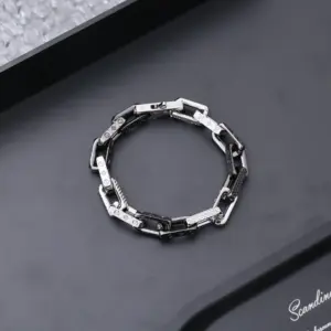 MONOGRAM CHAIN handband, hard-edge tone and refined design, industrial-style heavy metal pieces presenting different color and texture