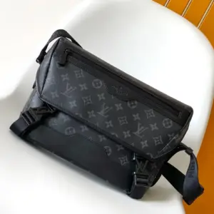 Voyager small messenger bag