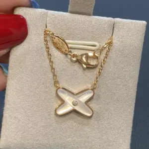 Chou white gold deep sea shell necklace