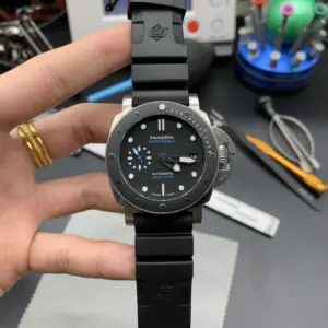 VS Panerai PAM683