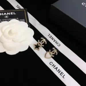 Chanel pearl stud earring