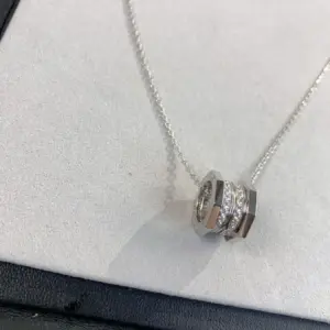 Kojia screw thread necklace