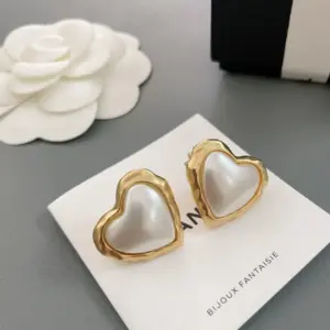 Heart-shaped pearl earring