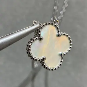 J012 VCA four-leaf white mother-of-pearl necklace