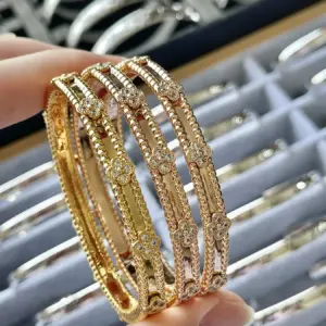 VCA narrow telescope-style bracelet