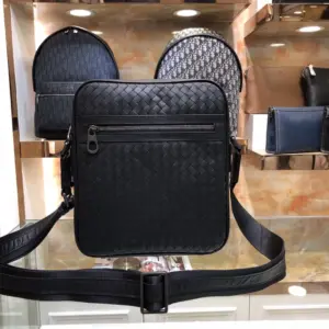 Men’s crossbody messenger bag