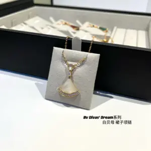Bv Divas’ Dream white mother-of-pearl necklace