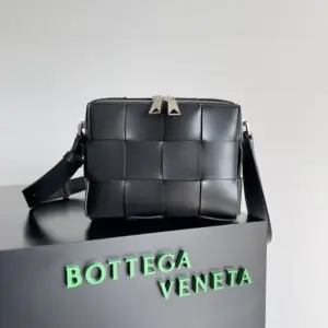 Men’s camera bag with zipper detail