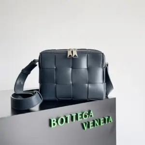 Men’s camera bag with zipper detail