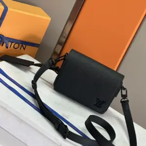 Fastline mini leather messenger bag in black