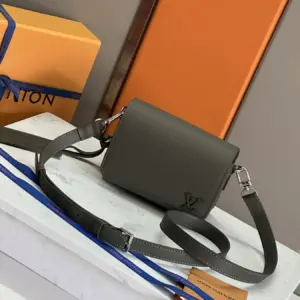 Fastline mini leather messenger bag in green