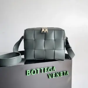 Men’s camera bag with zipper detail