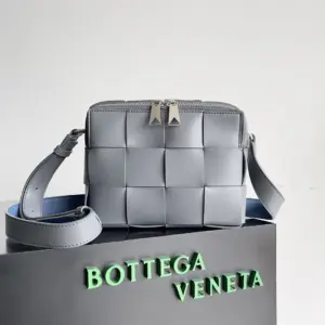 Men’s camera bag with zipper detail