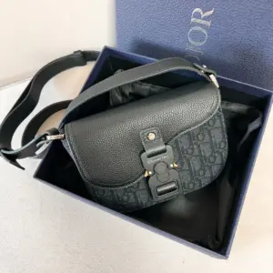 Men’s saddle messenger bag