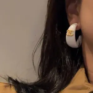 Chanel vintage earring minimalist design