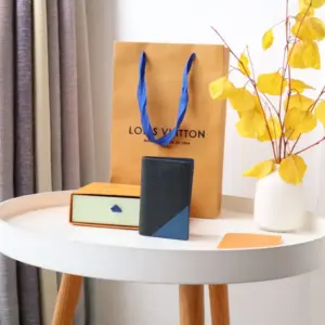 Wallet with V-shaped inlay