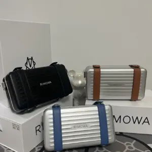Aluminum travel briefcase with high-tech design