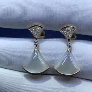 Classic white mother-of-pearl head stud earrings