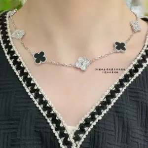 V Gold Advanced Black Onyx Four-Leaf Necklace
