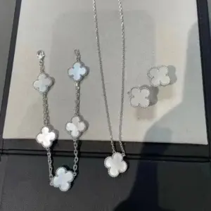 Five flowers white pearl bracelet platinum version