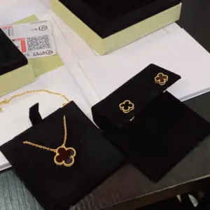 VCA four leaf gold black agate necklace with earrings
