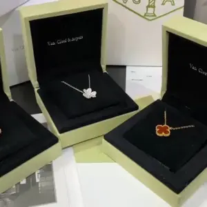 Four leaf clover diamond necklace