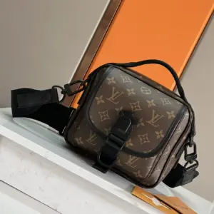 Quest mini messenger bag