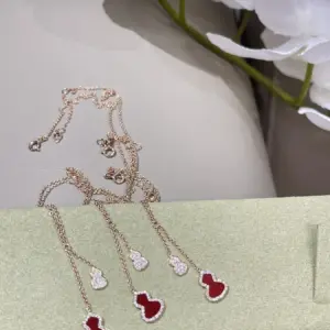 Double gourd diamond necklace