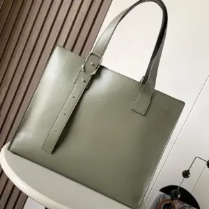 Classic leather tote bag with asymmetric handle
