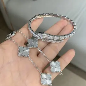 VCA engraved four flower chain