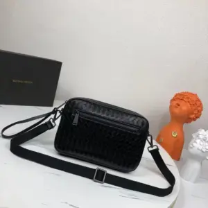 Compact编织ed leather messenger bag with box