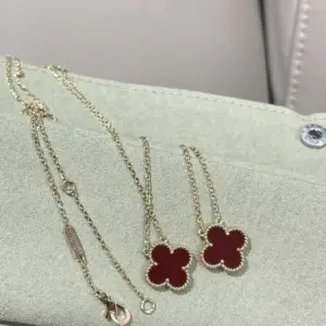 Van cleef & arrels red central flower necklace