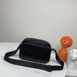 BV woven shoulder messenger bag, size 25×17.5x9cm