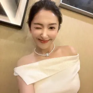 Double C pearl choker necklace