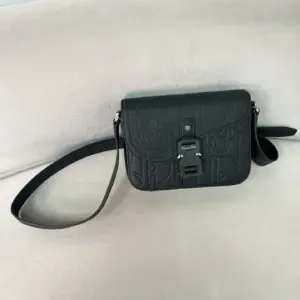 Gravity saddle messenger bag