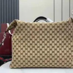Medium GG canvas travel bag