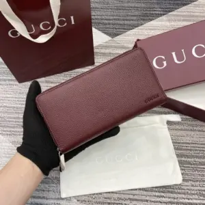 Tuss green zipper wallet with Gucci logo