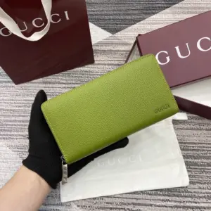 Tuss green zipper wallet with Gucci logo