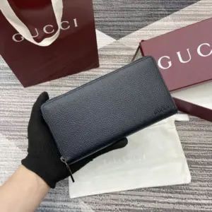 Tuss green zipper wallet with Gucci logo